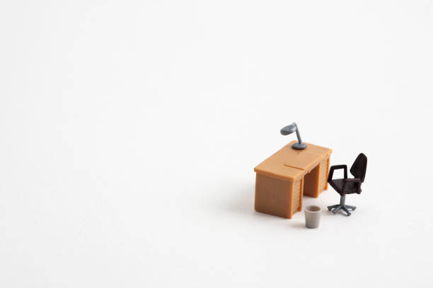миниатюрный стол и стул на белом фоне - mini figures стоковые фото и изображения