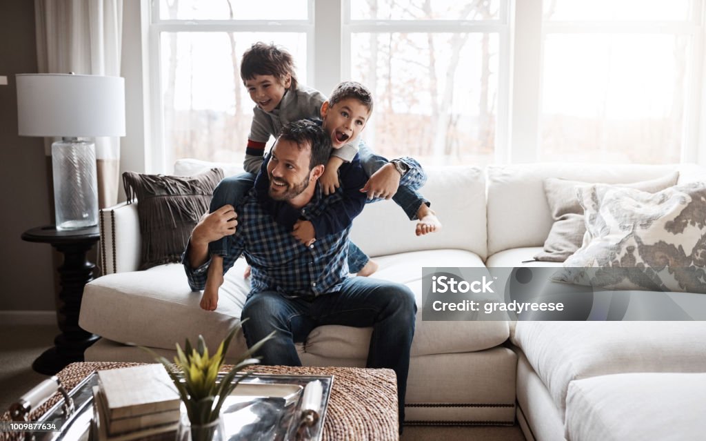 快樂的孩子 = 快樂的家庭 - 免版稅家庭圖庫照片