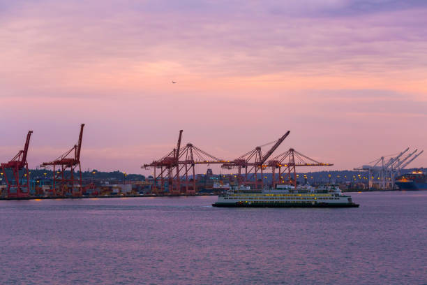 포트 시애틀의 puget 사운드 여객 페리를 따라 석양 워싱턴 주 - passenger ship ferry crane harbor 뉴스 사진 이미지