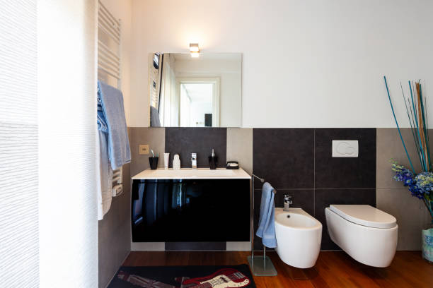 istock Modern bathroom with light and dark tiles 1009910420