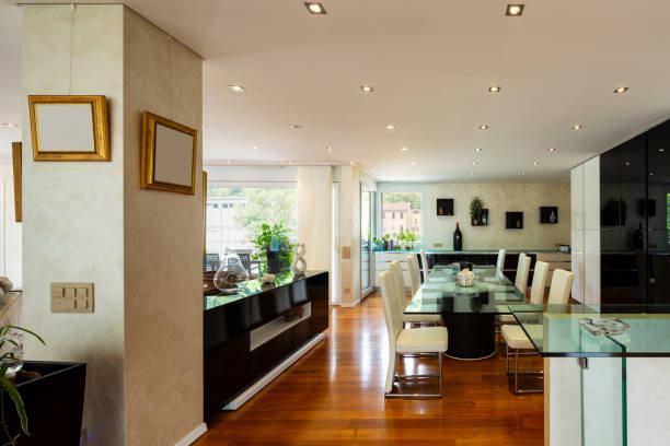 istock Dining room with leather chairs, glass table and parquet 1009910850