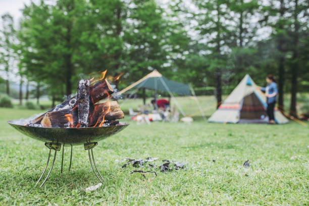 キャンプの屋外の薪 - キャンプ ストックフォトと画像