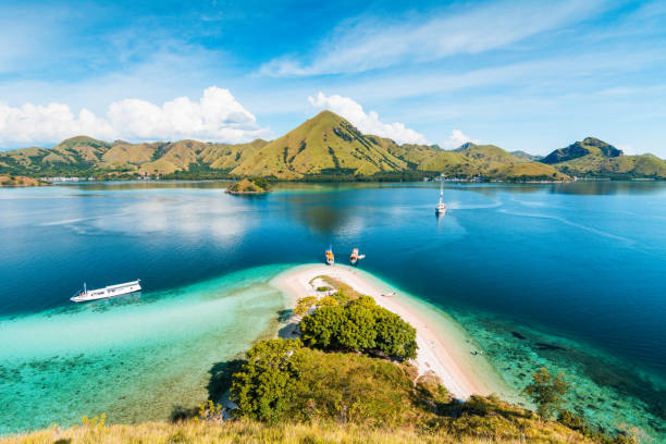 vista dalla cima dell'isola di kelor - labuanbajo foto e immagini stock