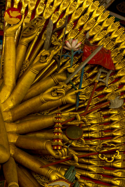 main de guan yin or avec un total de 1000 mains. - garuda bangkok thailand gold photos et images de collection