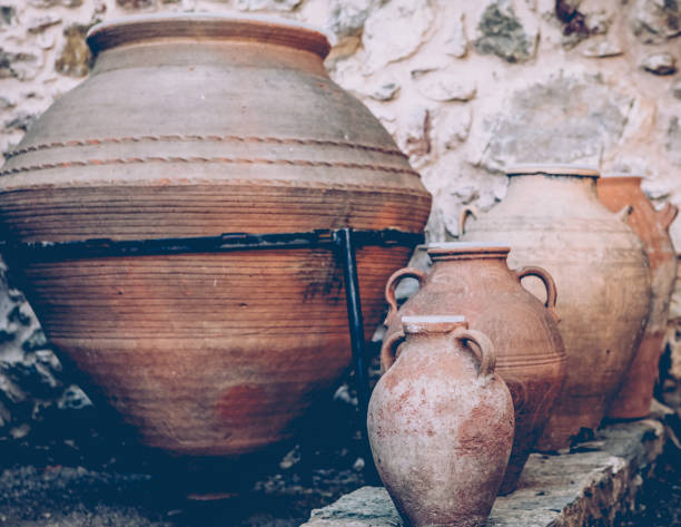 antigo jarro de barro. vasos para água e vinho. - jug water pottery clay - fotografias e filmes do acervo