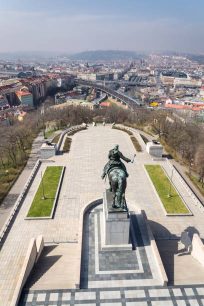 horizonte del panorama de praga con la estatua ecuestre de jan zizka, república checa - vitkov fotografías e imágenes de stock