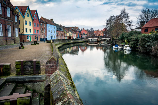 norwich am fluss szene an den ufern des flusses wensum - east anglia fotos stock-fotos und bilder