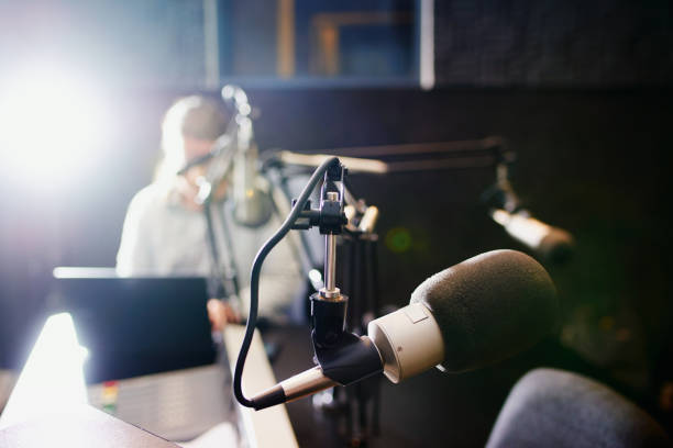 producir oleaje sobre las ondas de radio - dj de radio fotografías e imágenes de stock