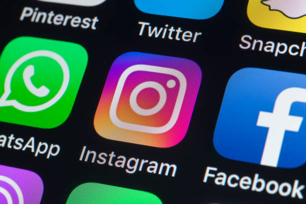 whatsapp, instagram, facebook y otras aplicaciones de teléfono en la pantalla del iphone - myspace fotografías e imágenes de stock