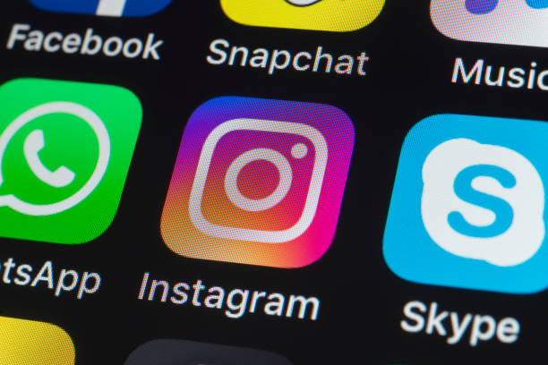 instagram, skype, whatsapp e outras aplicações de telefone na tela do iphone - skype - fotografias e filmes do acervo