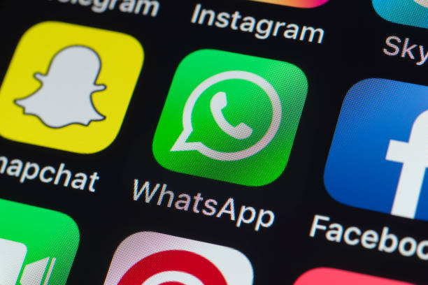 whatsapp, snapchat, facebook et autres applications de téléphone sur l’écran de l’iphone - whatsapp photos et images de collection