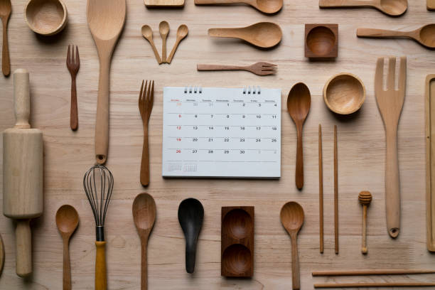 küchenutensilien und kalender, zeit für die vorbereitung oder zum kochen lernen - heating plant stock-fotos und bilder