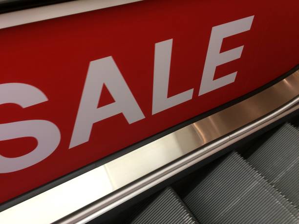 istock Shop sale 1009996118
