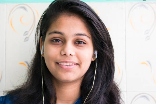 adolescent happy girl écoute musique regarder la caméra - indian girls audio photos et images de collection