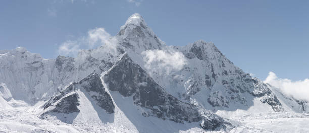 cumbre de ama dablam en el himalaya. trekking campo base del everest en nepal - amadablam fotografías e imágenes de stock