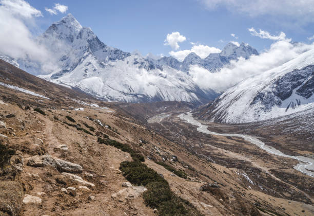 ama dablam cumbre y valle de pheriche. trekking campo base del everest en el himalaya, nepal - amadablam fotografías e imágenes de stock