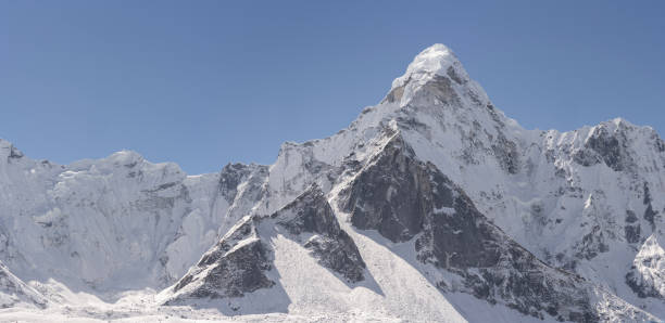 cumbre de ama dablam en el himalaya. trekking campo base del everest en nepal - amadablam fotografías e imágenes de stock