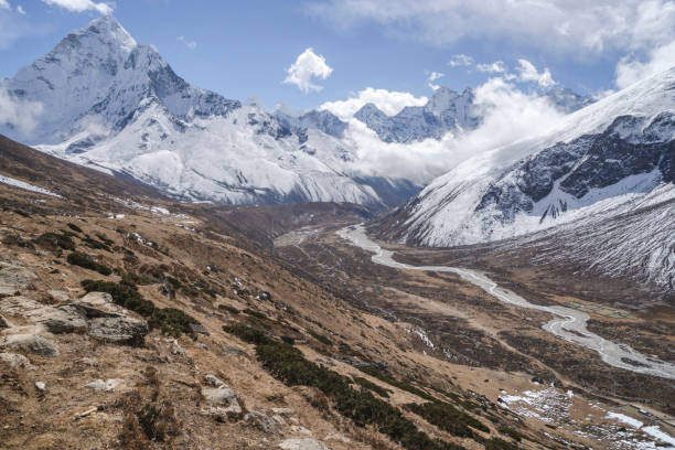 海部 dablam サミットと運営バレー。ヒマラヤ山脈、ネパールのエベレスト ベース キャンプ トレッキング - amadablam ストックフォト�と画像