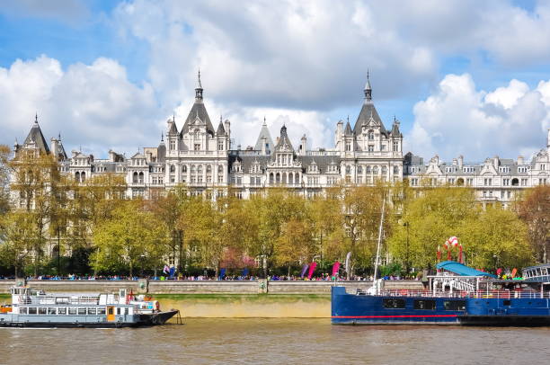 набережная ви�ктории в лондоне, великобритания - embankment стоковые фото и изображения