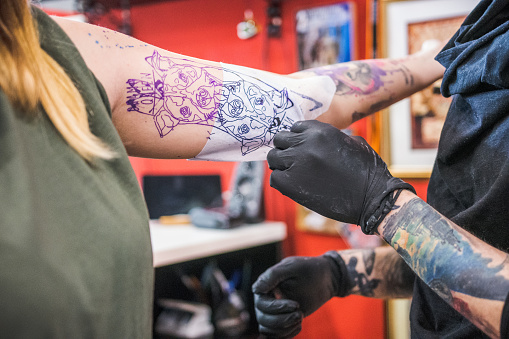 Nghệ Sĩ Xăm Hình Đặt Đường Viền Của Một Hình Xăm Trên Tay Một Cô Gái Hình ảnh Sẵn có - Tải xuống Hình ảnh Ngay bây giờ - iStock