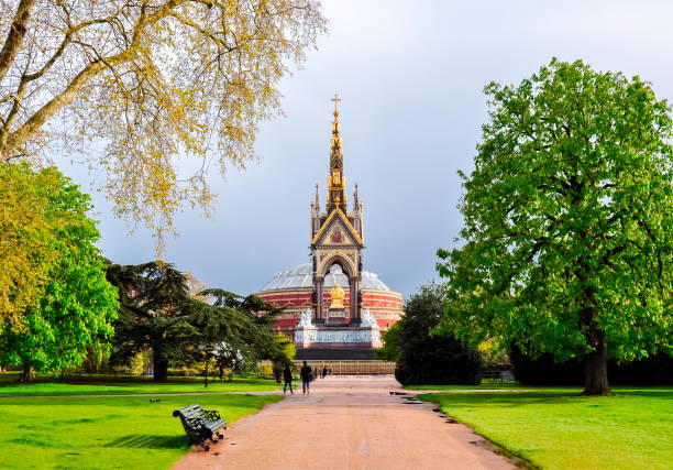 мемориал альберта в лондоне, великобритания - kensington gardens стоковые фото и изображения