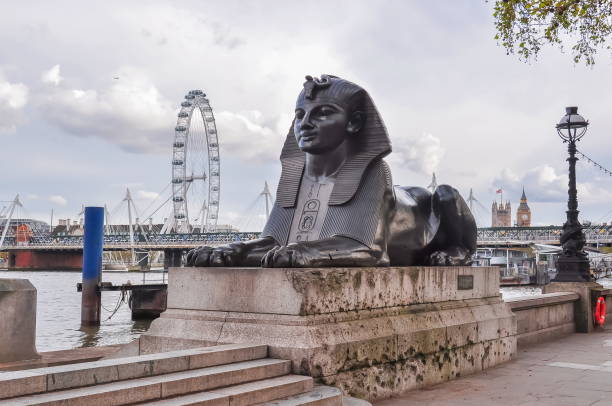 статуя сфинкса на набережной виктории, лондон, великобритания - embankment стоковые фото и изображения