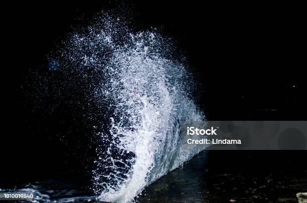 Salpicaduras De Olas En El Mar Negro Foto de stock y más banco de imágenes de Rociado - Rociado, Salpicar, Agua