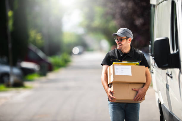 dostawa paczki - box men holding isolated zdjęcia i obrazy z banku zdjęć