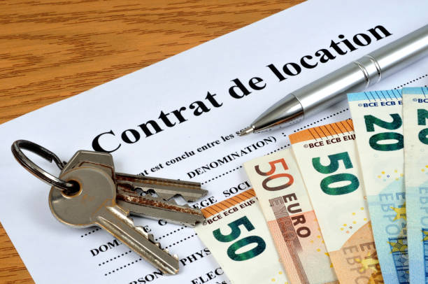 istock Rental agreement with a keychain and banknotes 1010032632