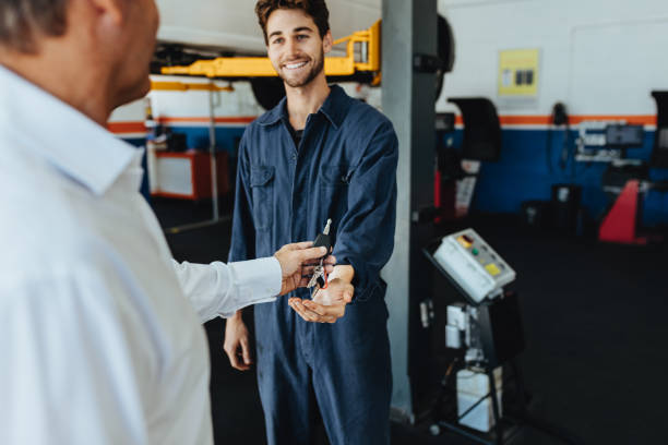 client, laissant son véhicule dans le garage - auto repair shop customer auto mechanic mechanic photos et images de collection