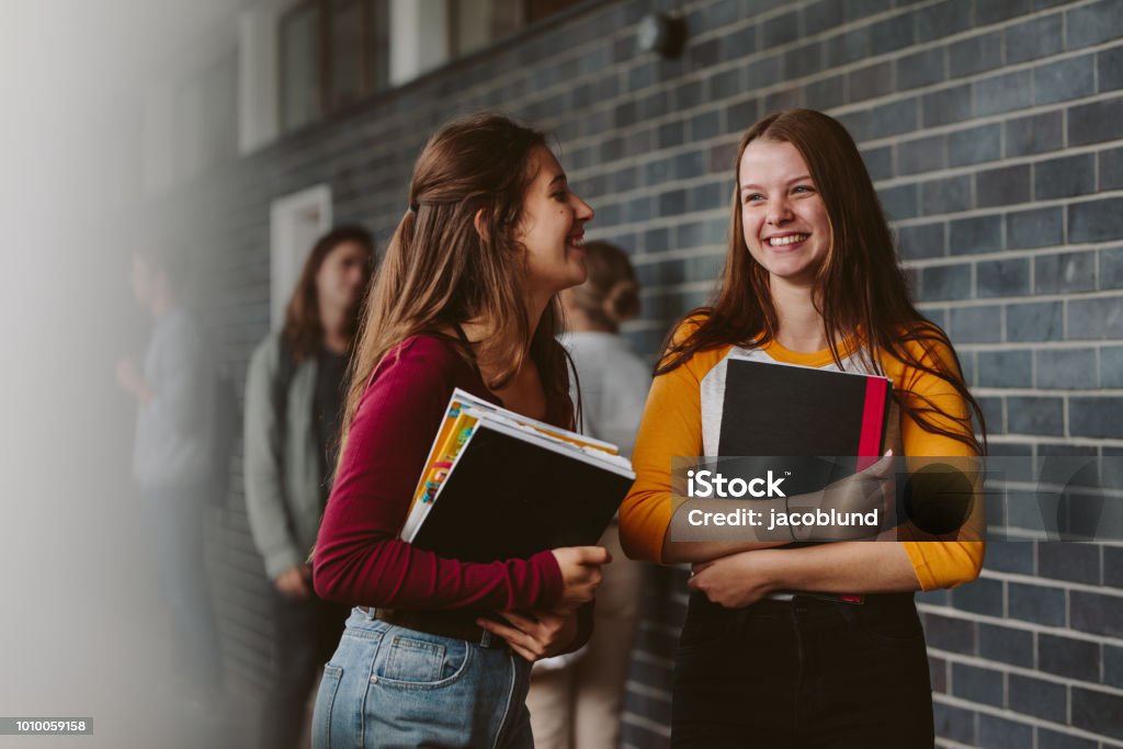 Étudiantes après la Conférence - Photo de Adolescent libre de droits