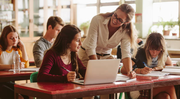 nauczyciel chętnie pomaga uczniowi - teacher computer high school student classroom zdjęcia i obrazy z banku zdjęć