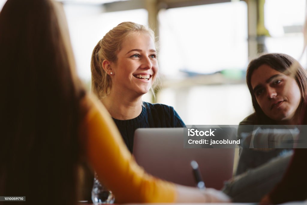 Estudiantes universitarios en el aula después de la Conferencia - Foto de stock de Adolescente libre de derechos