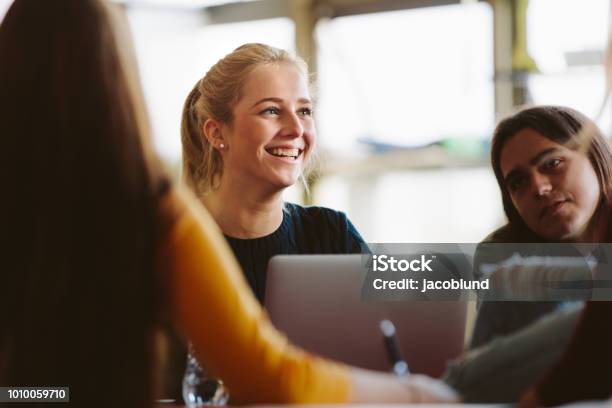 Photo libre de droit de Étudiants De Luniversité En Salle De Classe Après La Conférence banque d'images et plus d'images libres de droit de Adolescent