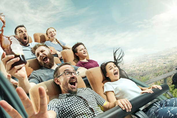 les émotions heureux des hommes et des femmes ayant de bon moment sur un roller coaster dans le parc - screaming fear teenager shouting photos et images de collection