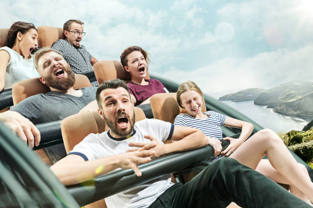 公園でローラー コースターに良い時間を持つ男性と女性の幸せの感情 - rollercoaster carnival amusement park ride screaming ストックフォトと画像