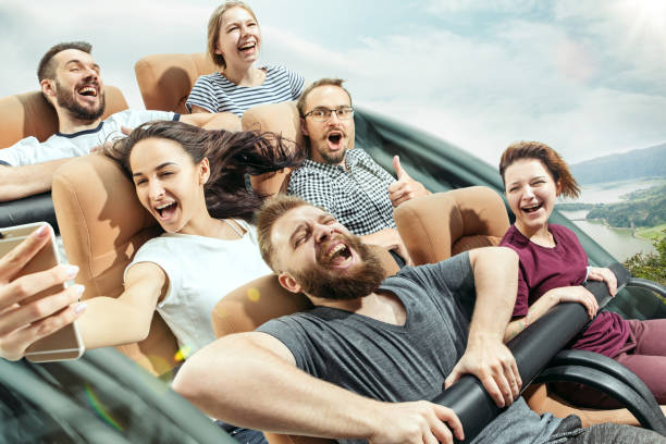 公園でローラー コースターに良い時間を持つ男性と女性の幸せの感情 - rollercoaster carnival amusement park ride screaming ストックフォトと画像