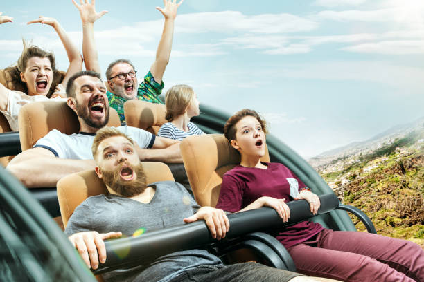 parkta bir roller coaster üzerinde keyfi yerinde kadın ve erkek mutlu duygular - lunapark treni stok fotoğraflar ve resimler
