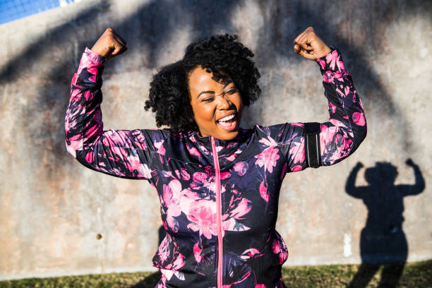 funny portrait of a young black curvy woman during a training session - healthy woman imagens e fotografias de stock