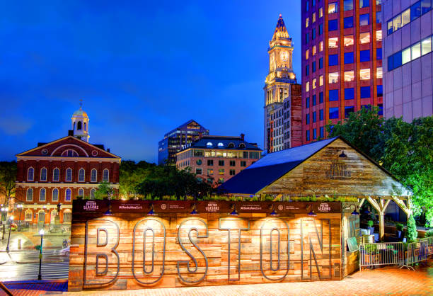 ボストン シティ ホール プラザで季節 - boston skyline city massachusetts ストックフォトと画像