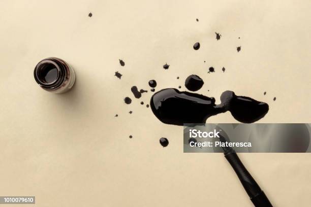 An Overhead Photo Of An Ink Well With Drops Of Ink And A Nib Pen With Copy Space Stock Photo - Download Image Now