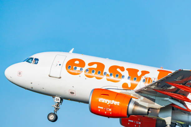 암스테르담 스키폴 공항에서에서 이륙 하는 easyjet에 어 버스 - airbus a319 뉴스 사진 이미지