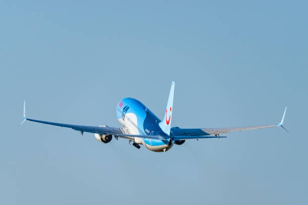 tui airlines arke boeing 737 aereo decollato dall'aeroporto schiphol di amsterdam - wing airplane boeing 737 jet foto e immagini stock