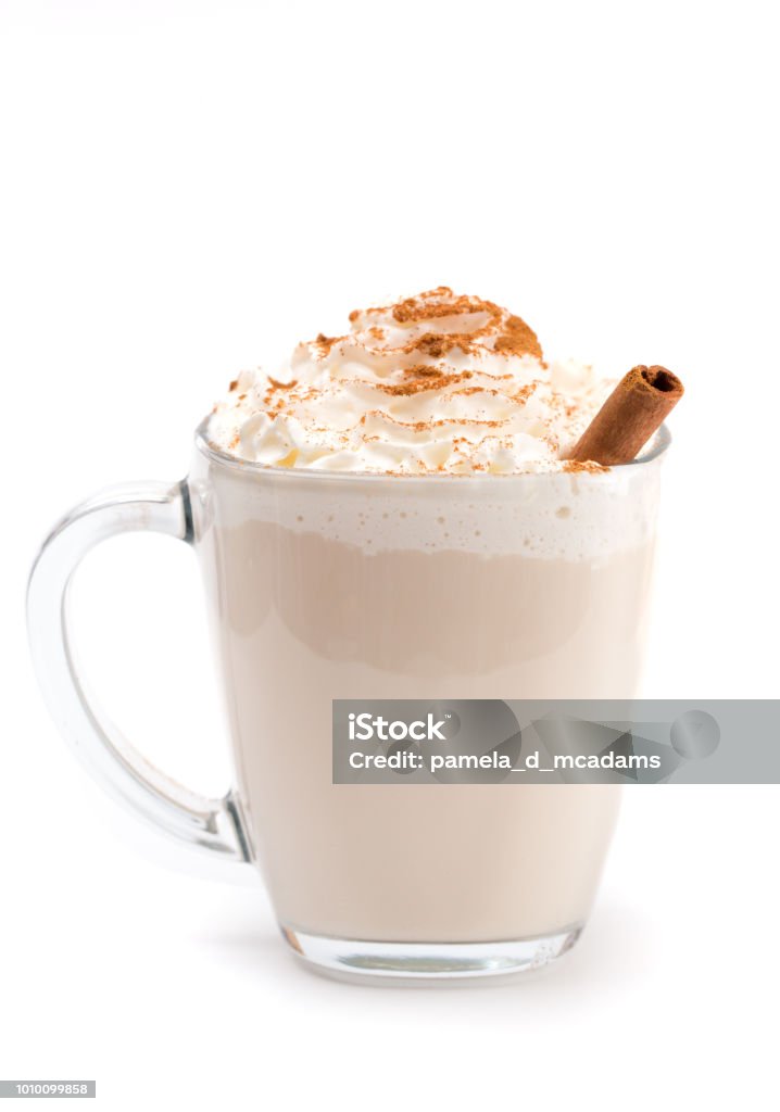Bebida especiada con canela sobre un fondo blanco - Foto de stock de Café con leche libre de derechos