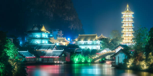 el sol y luna dos pagodas en guilin de lago shanhu - xingping fotografías e imágenes de stock