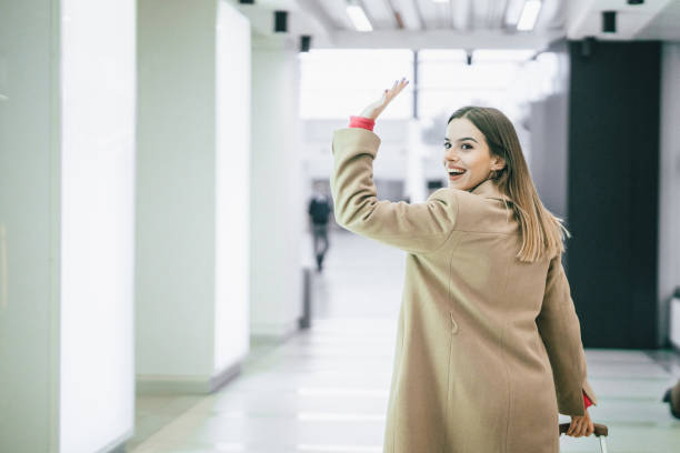 arrivederci - beautiful airport women one person foto e immagini stock