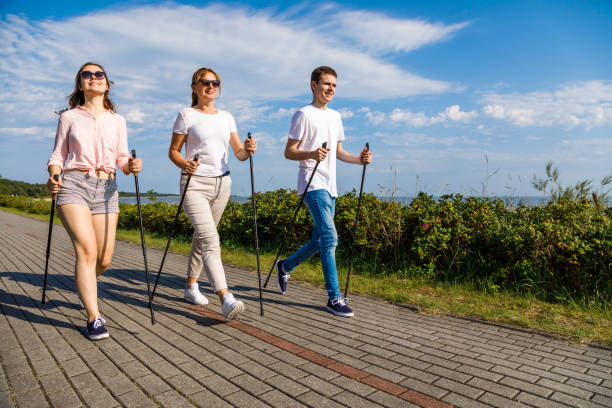 nordic walking-familie-ausbildung am meer - power walken stock-fotos und bilder