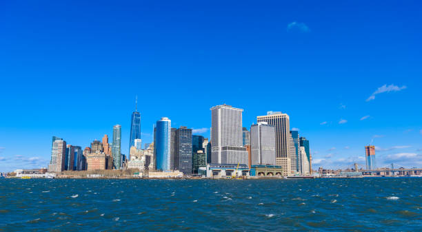ニューヨーク市ハドソン川 - アメリカ合衆国のマンハッタンのスカイラインのパノラマ - crown liberty statue ストックフォトと画像