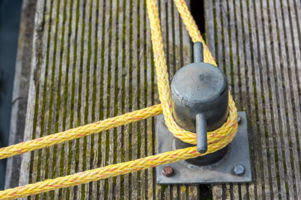 amarre a corda amarrada em torno de um grampo - moored nautical equipment circle rope - fotografias e filmes do acervo