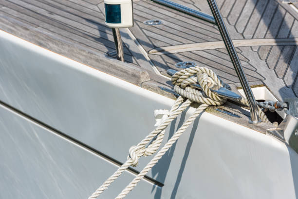 amarre a corda amarrada em torno de um grampo - moored nautical equipment circle rope - fotografias e filmes do acervo